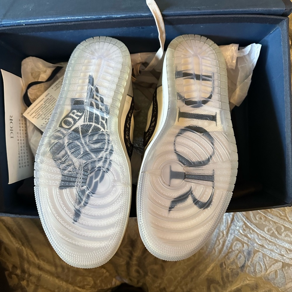 Sell my brand new Jordans Dior on original box size 10.5